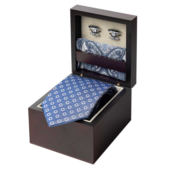 Zestaw Prezentowy dla mężczyzny wykonany z jedwabiu w kolorze niebiesko - białym: krawat + poszetka + spinki zapakowane w drewniane pudełko EM 35