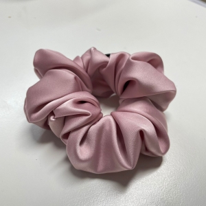 Jedwabna gumka do włosów - scrunchie - gładka brudny róż - średnia/duża