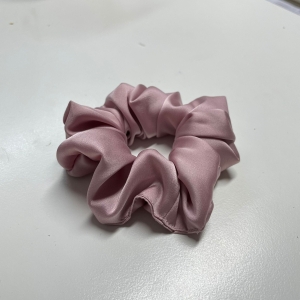 Jedwabna gumka do włosów - scrunchie - gładka brudny róż - średnia/duża