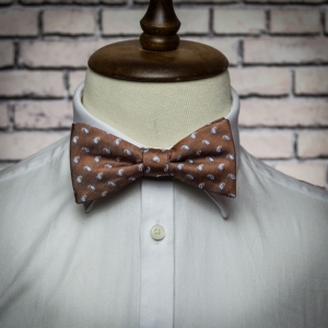 Mucha pre-tied wiązana brązowa paisley